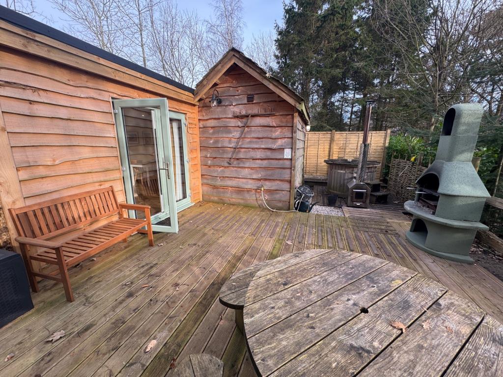 Lot: 43566 - COUNTRY ESTATE COMPRISING 5 BEDROOM MANOR HOUSE, WEDDING VENUE WITH 7 BEDROOM HOUSE, 6 ECO LODGES, 5 COTTAGES, 2 TENNIS COURTS, WORKSHOP AND ANCILLARY ACCOMMODATION - SET IN OVER 20 ACRES - Woodpecker Lodge-decked area